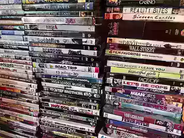 DVD坐在架子上,有些可能受腐爛影響。